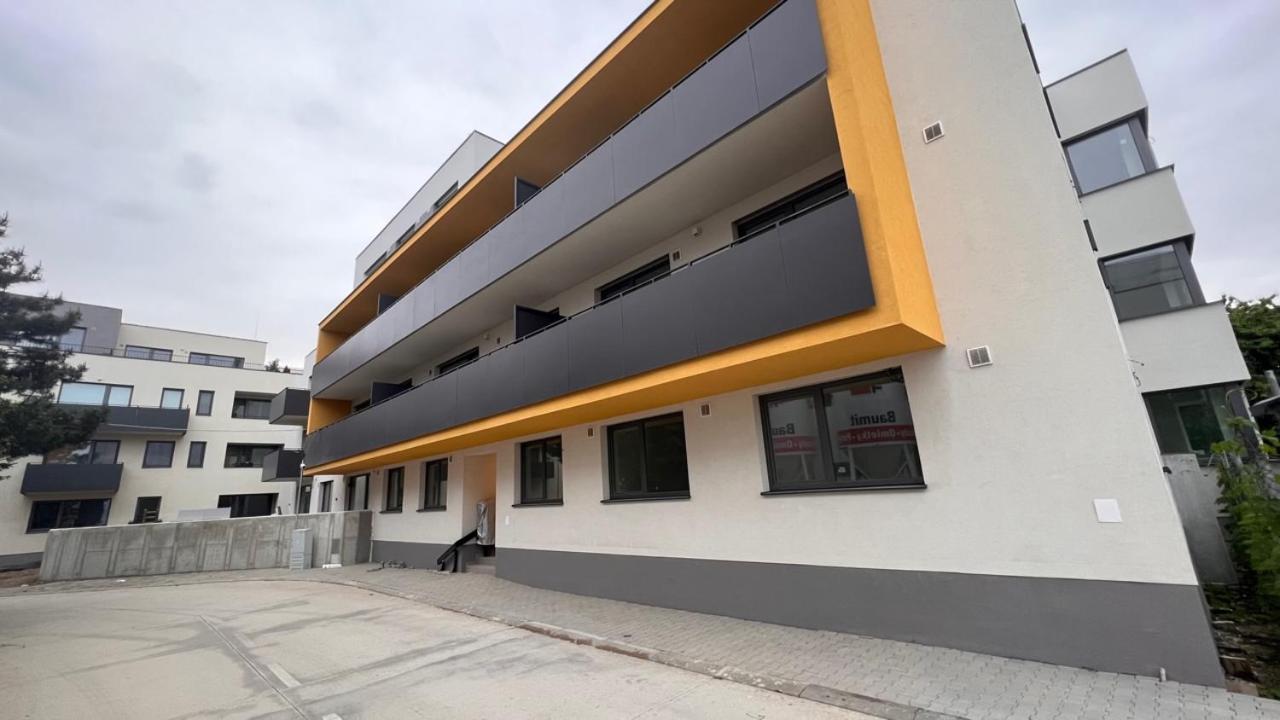 Air-Conditioned 2 Room Apartment, With Terrace, Rovinka 203 Luaran gambar