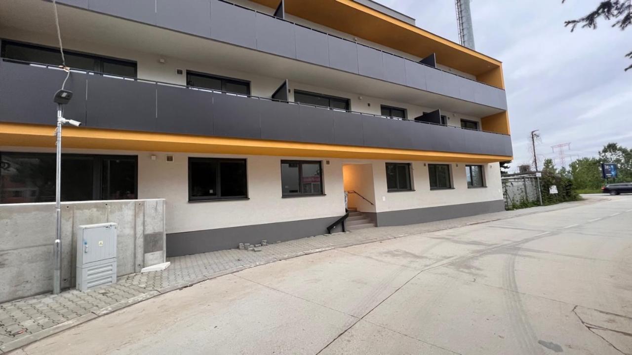 Air-Conditioned 2 Room Apartment, With Terrace, Rovinka 203 Luaran gambar
